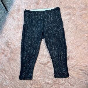 Lululemon True Self Crop Black & Gray Pattern‎ Legging Size 6
